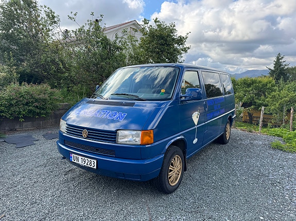 Volkswagen Caravelle 3 of 5