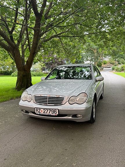 Mercedes-Benz C220 2 of 22