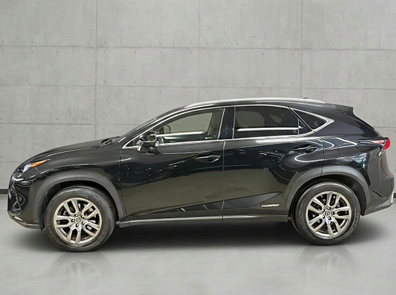 Lexus NX300h 2 of 5