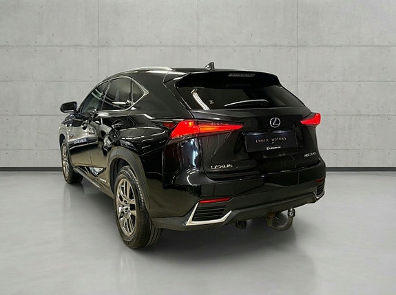 Lexus NX300h 4 of 5