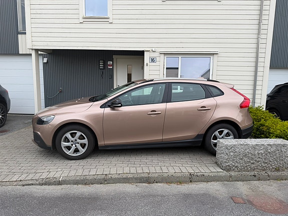 Volvo V40 Cross Country 2 of 5