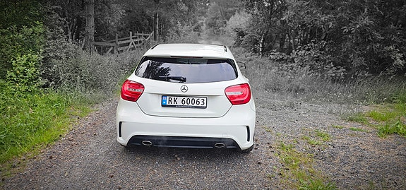 Mercedes-Benz A180 2 of 5