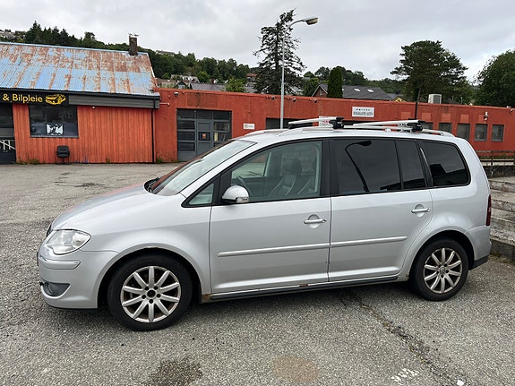 Volkswagen Touran 2 of 4