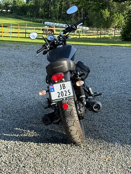 Moto Guzzi V9 Bobber 4 of 5
