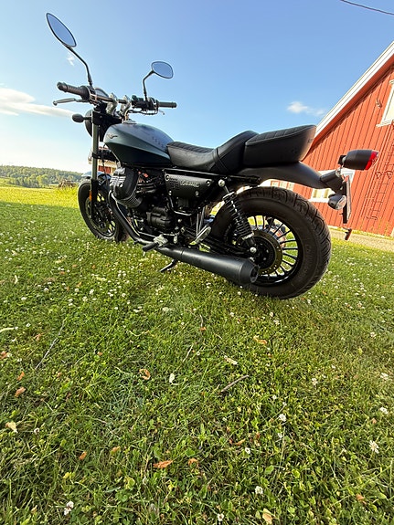 Moto Guzzi V9 Bobber 2 of 5