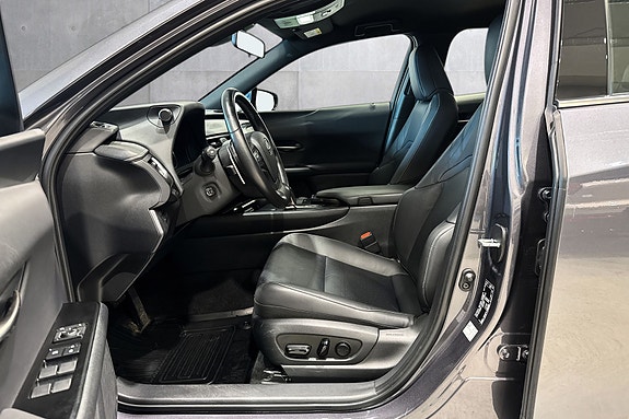 Lexus UX300e 8 of 19
