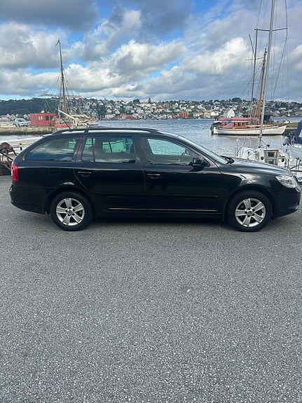 Skoda Octavia 2 of 5