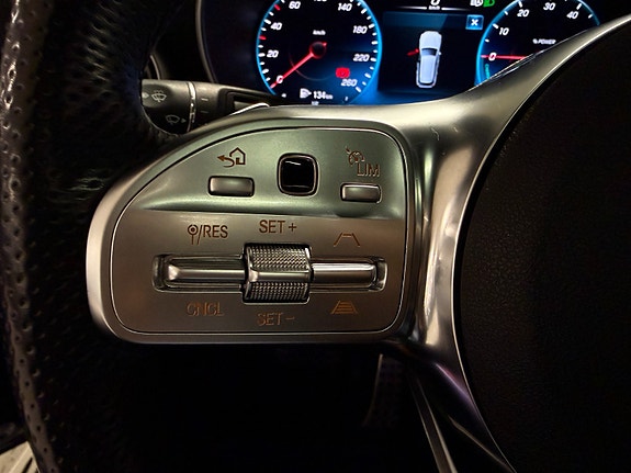 Mercedes-Benz GLC300 e 24 of 30