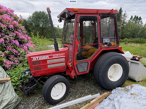 SHIBAURA 2540 Stiger Special Traktor m/ en del redskap.