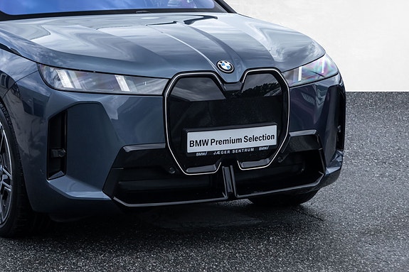 BMW iX 2 of 5