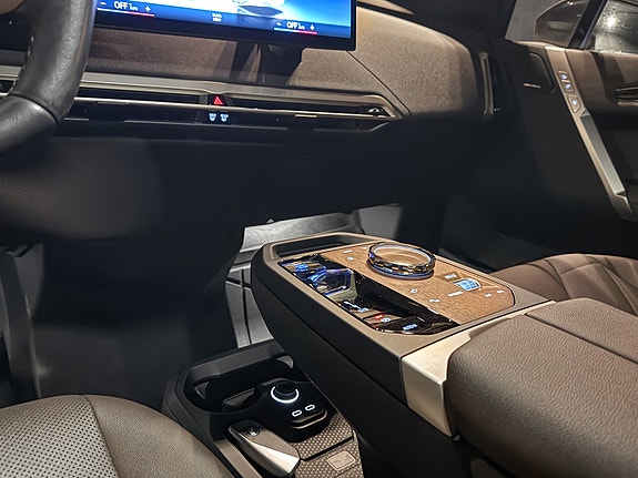 BMW iX 15 of 30