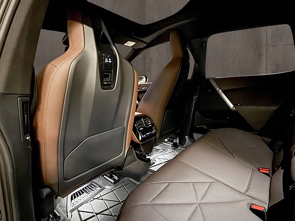 BMW iX 20 of 30