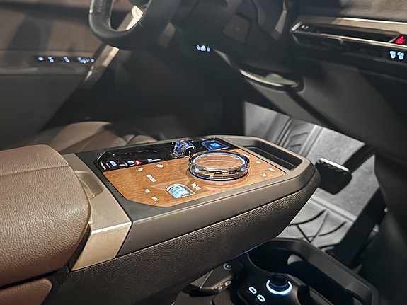 BMW iX 19 of 30