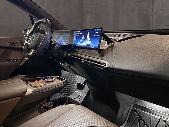 BMW iX 18 of 30