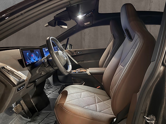 BMW iX 12 of 30