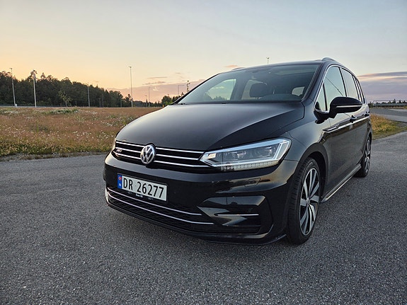 Volkswagen Touran 2 of 5