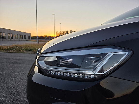 Volkswagen Touran 3 of 5