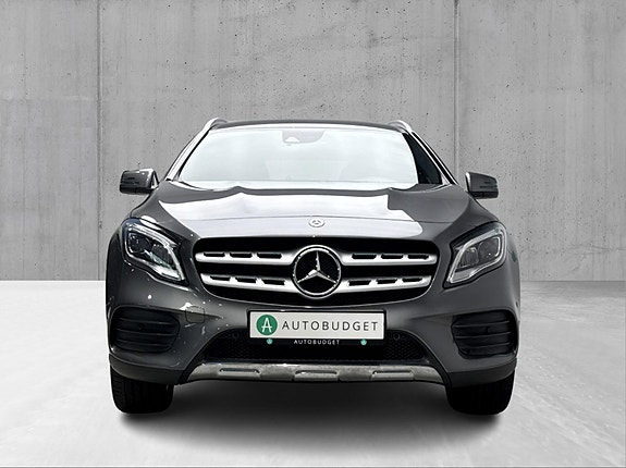 Mercedes-Benz GLA180 4 of 26