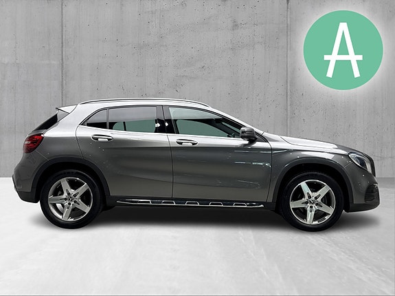 Mercedes-Benz GLA180 3 of 26