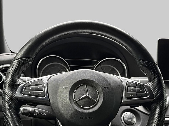 Mercedes-Benz GLA180 15 of 26