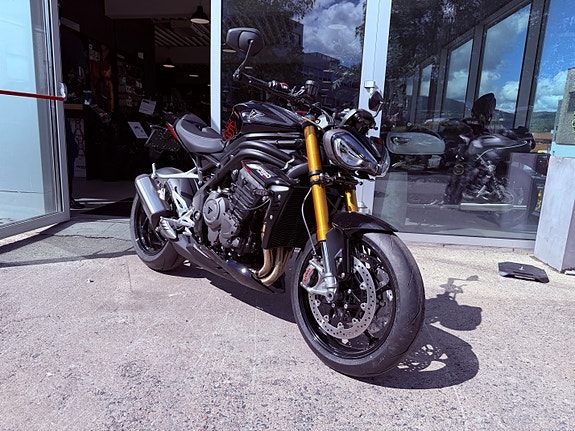 Triumph Speed Triple 1200RS //DEMO 4 of 11