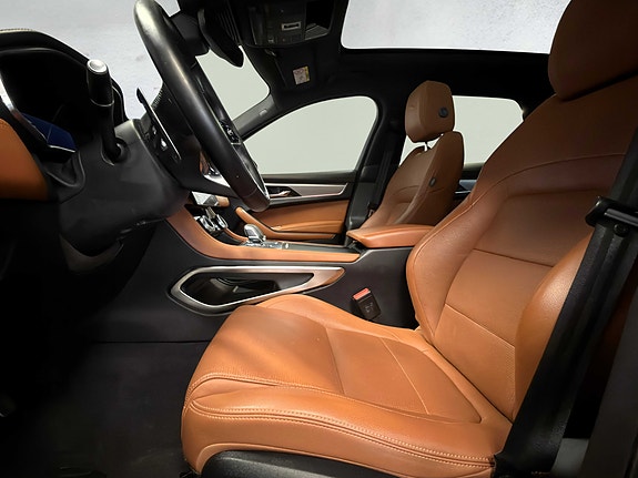 Jaguar F-PACE 12 of 30