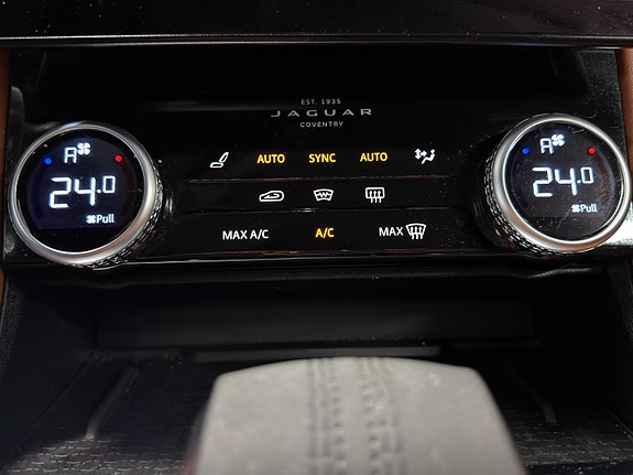 Jaguar F-PACE 27 of 30