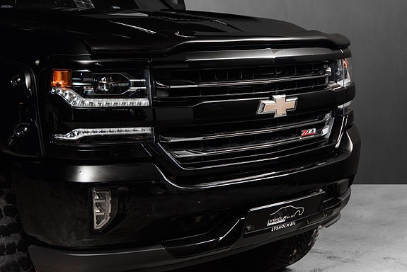 Chevrolet Silverado 2 of 5