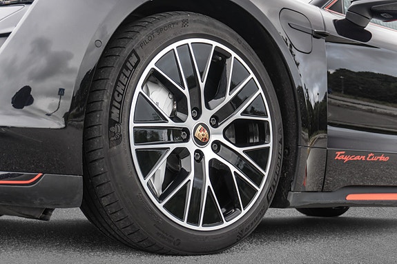Porsche Taycan 16 of 30