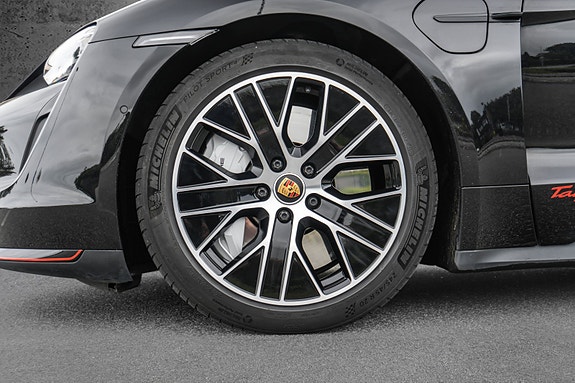 Porsche Taycan 17 of 30