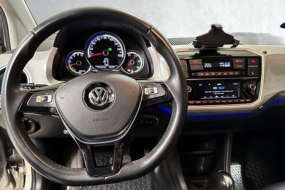 Tydelig instrumentpanel gir oversikt med cruise control-funksjon.