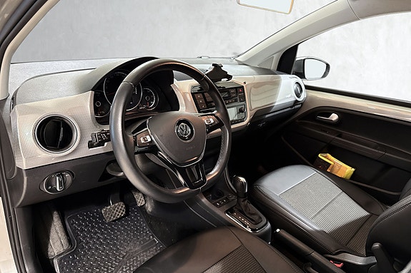 Moderne førermiljø med digitalt instrumentpanel og touchscreen-display.