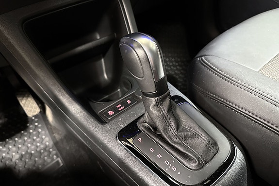 Automatgir med moderne design og kontrollknapper for enkel drift.