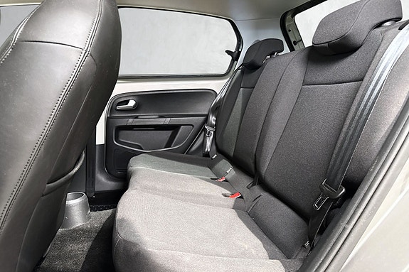 Romslig baksete med ISOFIX-fester for trygg barnesikring.