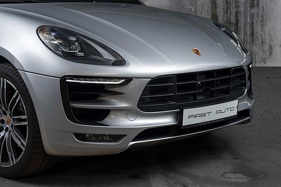 Porsche Macan 2 of 5