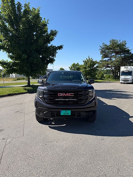 GMC Sierra 2 of 5