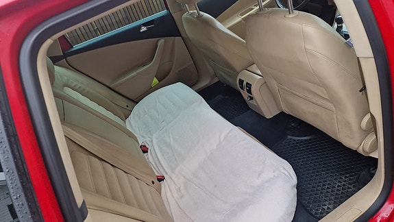 Volkswagen Passat 4 of 16