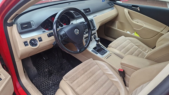 Volkswagen Passat 5 of 16