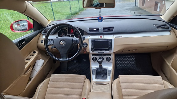 Volkswagen Passat 2 of 16