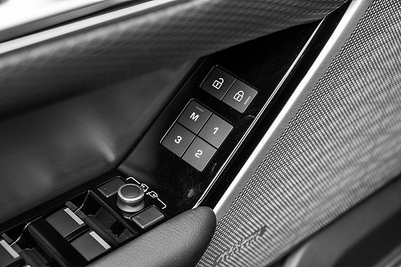 Land Rover Range Rover Velar 15 of 30