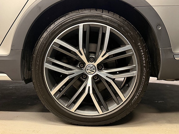 Volkswagen Passat 10 of 30