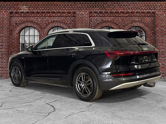 Audi e-tron 4 of 5