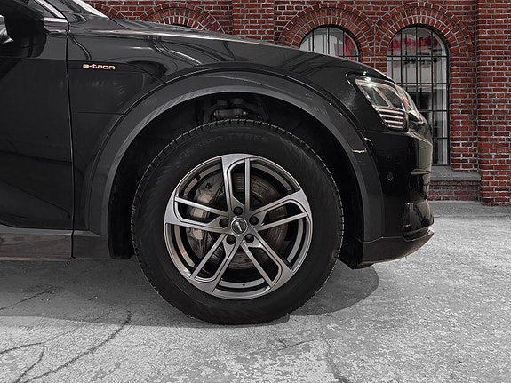 Audi e-tron 3 of 5