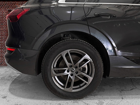 Audi e-tron 2 of 5