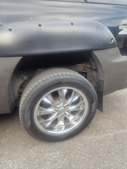 Chevrolet Avalanche 2 of 5
