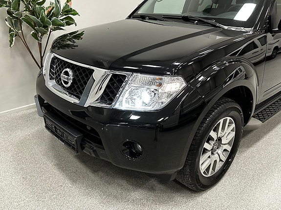 Nissan Pathfinder 2 of 5