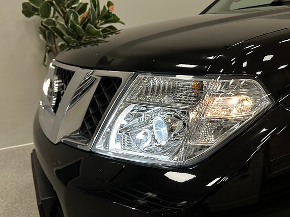 Nissan Pathfinder 3 of 5