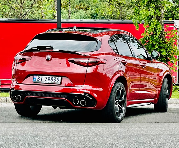Alfa Romeo Stelvio Quadrifoglio 2 of 5