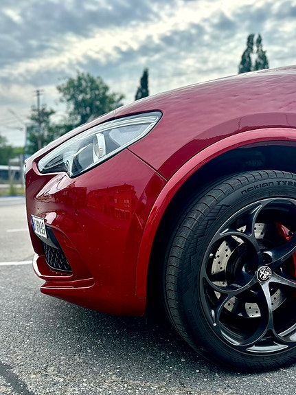 Alfa Romeo Stelvio Quadrifoglio 10 of 30