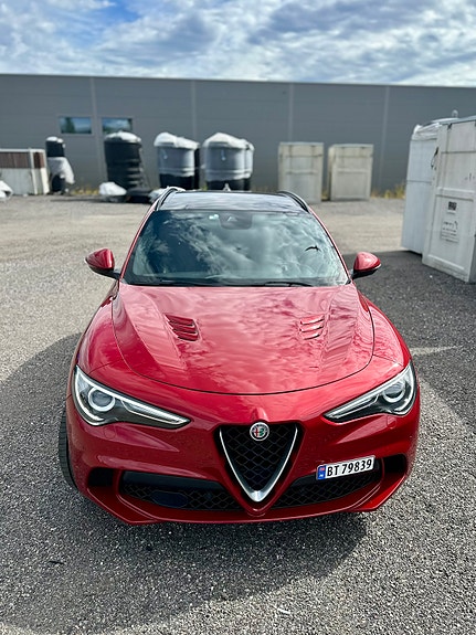 Alfa Romeo Stelvio Quadrifoglio 17 of 30